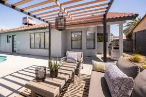 Vegas Haus/ Heated Pool/ 15 min to Las Vegas Strip