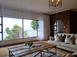 Posezení v ubytování '79 Protea' Charming self-catering Home, sleeps 6 with Sea Views