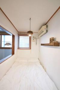 una camera con un grande letto e una finestra di Mapo Villa in Shinchon a Seul