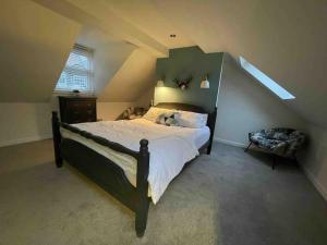 una camera da letto con un letto grande in una mansarda di Sundial Cottage, Stunning 3 Bed Cottage with Hottub a Skelton