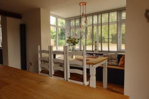 tavolo da pranzo con tavolo e sedie bianchi di Sundial Cottage, Stunning 3 Bed Cottage with Hottub a Skelton Altre 18 foto