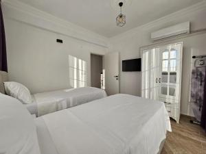 Un pat sau paturi într-o cameră la Villa Cura 1