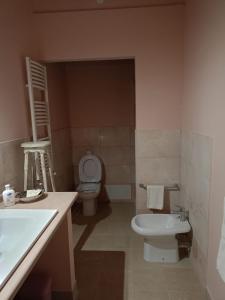 een badkamer met een toilet en een wastafel bij B&B Rosita in Patti