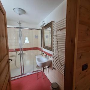 Et badeværelse på Hotel Dente Del Gigante + 106 billeder