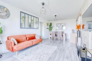 un salon avec un canapé et une salle à manger dans l'établissement Le Warm Cocon - spacieux T3 - 5 personnes - wifi et parking, à Rosny-sous-Bois