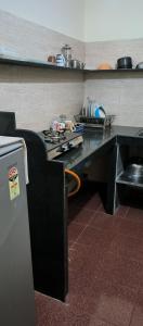 um balcão numa cozinha com uma mesa preta em Sobitai em Palolem