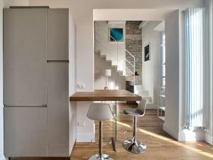 uma cozinha com uma mesa e uma escada numa casa em Minimal Studio w/ balcony in DT. Quiet, Bright 2BD em Florença