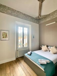 um quarto com uma cama grande e uma janela em Minimal Studio w/ balcony in DT. Quiet, Bright 2BD em Florença