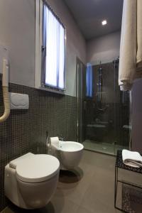 uma casa de banho com um WC e um chuveiro em CasaDodici Boutique Hotel em Cesenatico