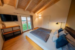 ein Schlafzimmer mit einem großen Bett und einem großen Fenster in der Unterkunft Ferienhaus Escherich in Büchlberg