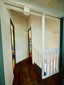 un pasillo vacío con una escalera en una casa en Chambres d’hôtes autonomes le domaine Neuf Morlac, en Morlac