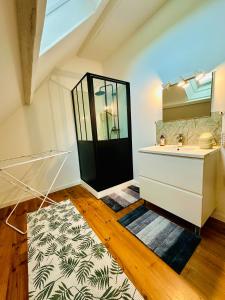 baño con lavabo y puerta negra en Chambres d’hôtes autonomes le domaine Neuf Morlac, en Morlac