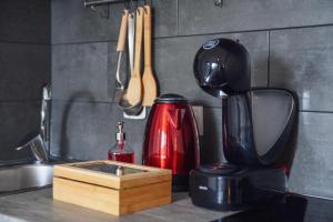 Příslušenství pro přípravu čaje a kávy v ubytování MaMas Oloessa Studio
