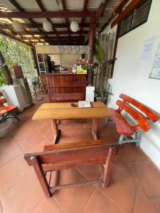 琅勃拉邦的住宿－Ouis NamKhan Place House，一张木桌和两张椅子