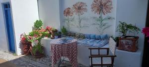 um pátio com um sofá e uma mesa com plantas em Angelica em Frý