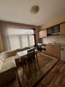 - un salon avec un canapé et une table dans l'établissement Panorama Guest House, à Smolyan