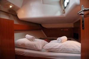 a bedroom with two beds on a boat at Velero Beneteau Cyclades 43.4 in Palma de Mallorca