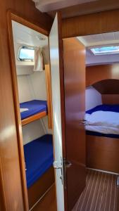 a small room with a bunk bed and a door at Velero Beneteau Cyclades 43.4 in Palma de Mallorca