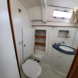 La petite salle de bains est pourvue d'un lavabo et de toilettes. dans l'établissement Velero Beneteau Cyclades 43.4, à Palma de Majorque