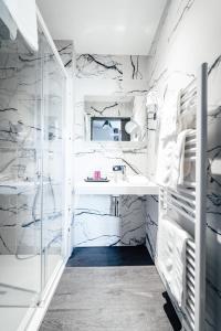 Koupelna v ubytování La villa 10 HÔTEL SPA + 37 fotografií
