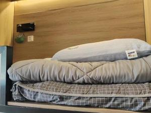 dos almohadas sentadas en un estante en una habitación en 不负韶华青年旅馆 Youth Hostel en Suzhou