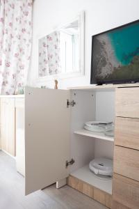 um armário branco com uma televisão por cima em Villa Ruza em Dubrovnik