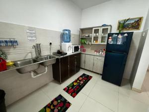 ジョージタウンにあるNimah Seaview Homestayのキッチン(青い冷蔵庫、シンク付) +13枚の写真