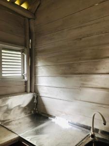 une chambre vide avec un lavabo et une fenêtre dans l'établissement Sumudu Modern Villa, à Tangalle