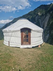 una yurta sentada en la cima de una colina en Casa Leon, en Vrin