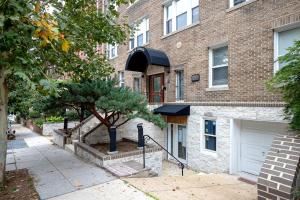 ein Backsteingebäude mit einer Treppe davor in der Unterkunft Dupont Circle 1BR nr U St Metro Glens Mkt WDC-178 in Washington