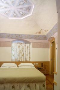 1 dormitorio con cama y techo artesonado en Santa Rosa Relais en Noci