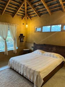 - une chambre avec un grand lit et 2 fenêtres dans l'établissement Pala Dharamshala - Mountain Cottage, à Dharamsala