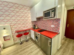 マドリードにあるMuchoMadrid Apartmentsのキッチン(シンク、洗濯機付)