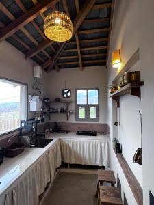 - une cuisine avec un évier et une table dans une chambre dans l'établissement Pala Dharamshala - Mountain Cottage, à Dharamsala