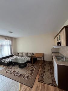 een woonkamer met een bank en een tafel bij Panorama Guest House in Smolyan +19 foto's
