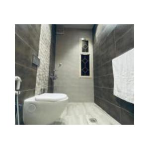 łazienka z toaletą i prysznicem w obiekcie Diamond suites w Medynie