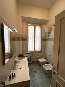een badkamer met een wastafel en een toilet bij Vatican Attic in Rome
