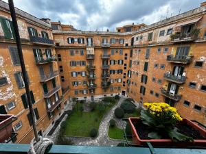 een uitzicht vanaf het balkon van een appartementencomplex bij Vatican Attic in Rome