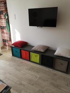 un sofá colorido con TV en la pared en Loc126 en Montreuil-Bellay
