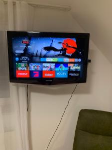 Televízia a/alebo spoločenská miestnosť v ubytovaní Zentrale Wohnung an der Gondel & Naturblick