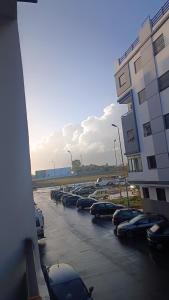 ein Parkplatz mit Autos neben einem Gebäude in der Unterkunft Dar Shama - Women only in Rabat