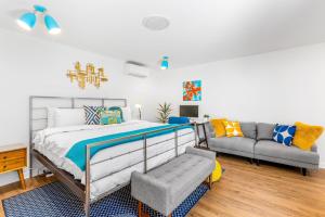 - une chambre avec un lit et un canapé dans l'établissement Villa Del Sol, à Palm Springs