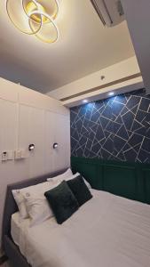 een slaapkamer met een bed en een kroonluchter bij Awesome Value, Great Location in Manilla