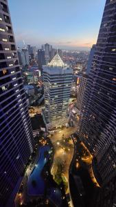 una vista aérea de una ciudad con edificios altos en Awesome Value, Great Location, en Manila