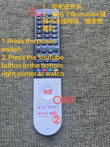 un mando a distancia sentado sobre una mesa en Jujo house Shinjuku direct with 4BR, en Tokio