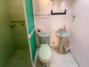Baño pequeño con aseo y lavamanos en Sweet Caribbean Hotel, en San Andrés