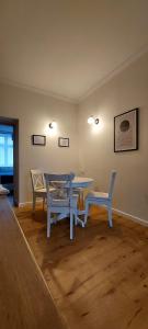 - une salle à manger avec une table et deux chaises dans l'établissement Old Town Comfort, à Tarnów