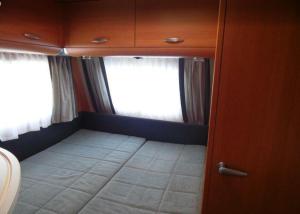 Wohnwagen mit festem Vorzelt - all incl.客房内的一张或多张床位