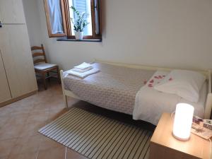 1 dormitorio con 1 cama, 1 mesa y 1 silla en Geoglobe Apartment, en Pisa