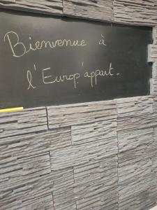 Un tableau noir avec les mots dissonance un expert eu dans l'établissement L'Europ'appart : Gare, Center parcs, Parc St Croix, à Sarrebourg